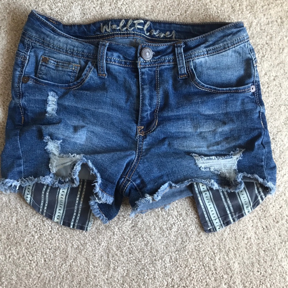 Mid thigh Jean shorts with longer pockets